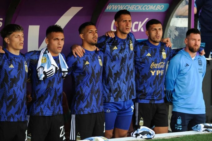 Messi (phải) đứng ngoài và không có tên trong danh sách thi đấu trận Bolivia - Argentina tối 12/9. Ảnh: AFP