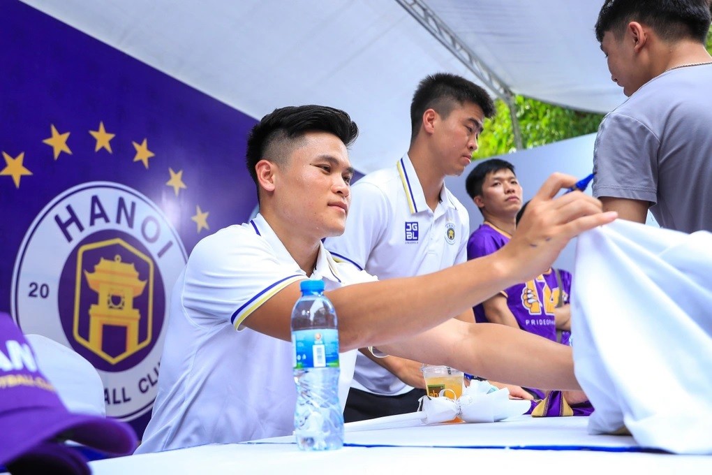 Hanoi FC interacts with fans, showing high determination at AFC Champions  League 2023/24 