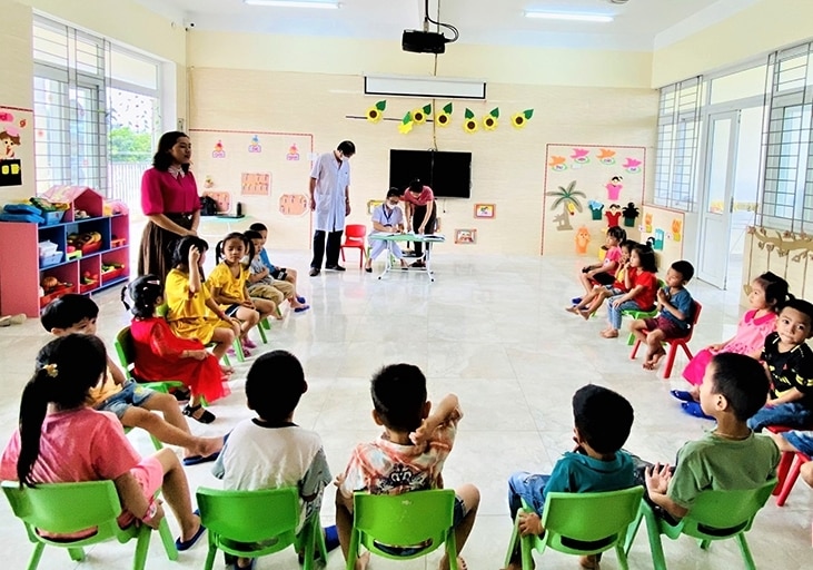 Hà Tĩnh: Hơn 2.300 em học sinh ở một huyện nghỉ học do đau mắt đỏ - Ảnh 1.