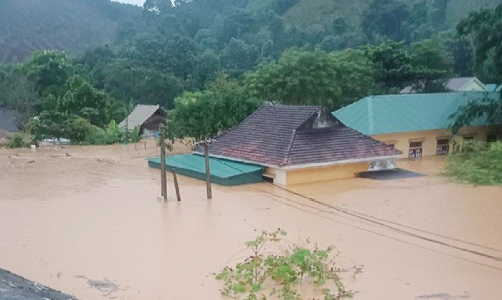 People climbed onto rooftops to avoid floods, 700 people were isolated ...