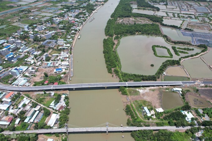 Cầu Vàm Sát 2 (phía trên) trước ngày thông xe, tháng 8/2023. Ảnh: Tuấn Việt