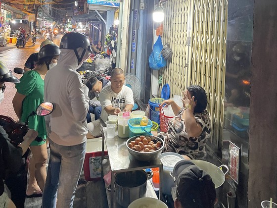 Một quán ăn lề đường trên đường Đoàn Văn Bơ, quận 4, TPHCM. Ảnh: HOÀNG HÙNG ảnh 1