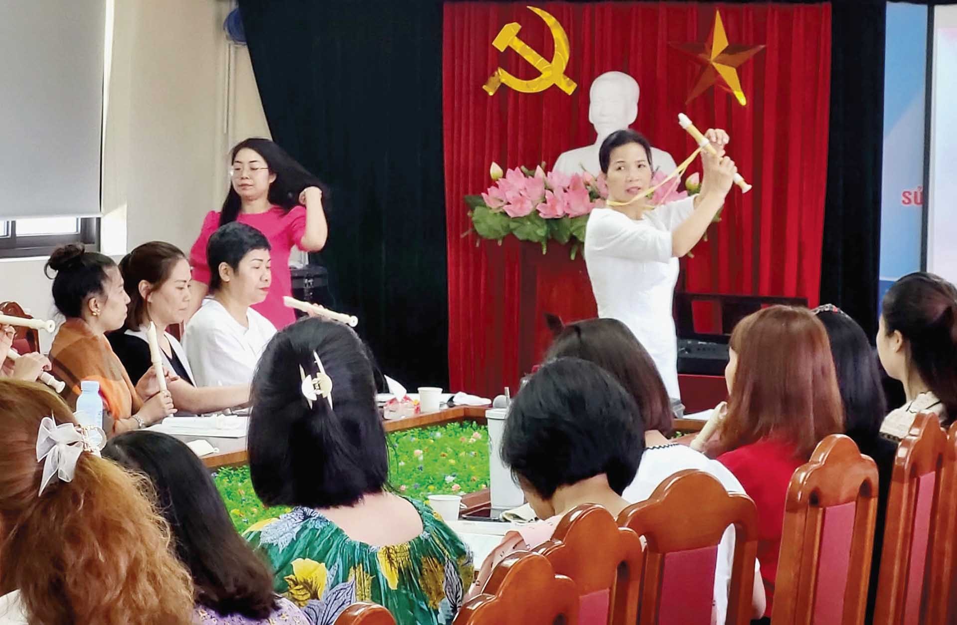 Nghệ sĩ sáo Minh Hoa trong lớp dạy các học viên là giáo viên tiểu học. (Ảnh: NVCC)