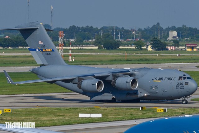 Máy bay vận tải C17 chở xe đặc chủng phục vụ Tổng thống Mỹ đến Hà Nội - Ảnh 1.