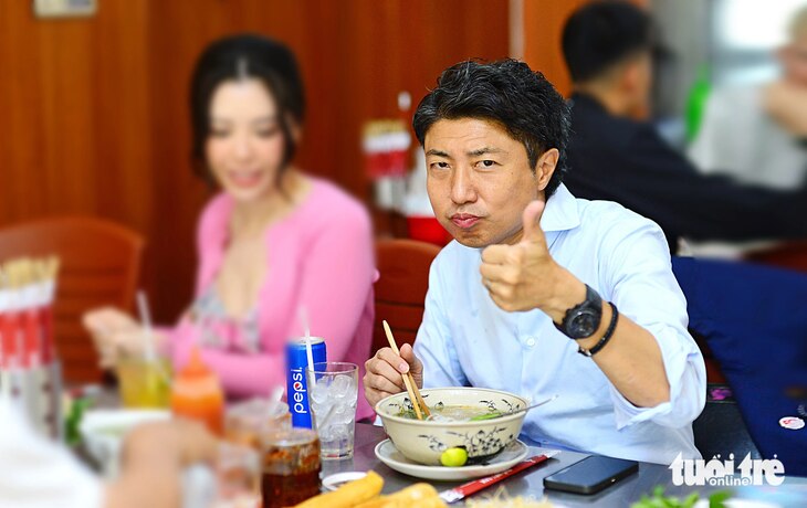Hạ nghị sĩ Aoyagi Yoichiro thưởng thức phở tại quán Phở Việt Nam, quận 3, TP.HCM vào trưa 23-9 - Ảnh: QUANG ĐỊNH
