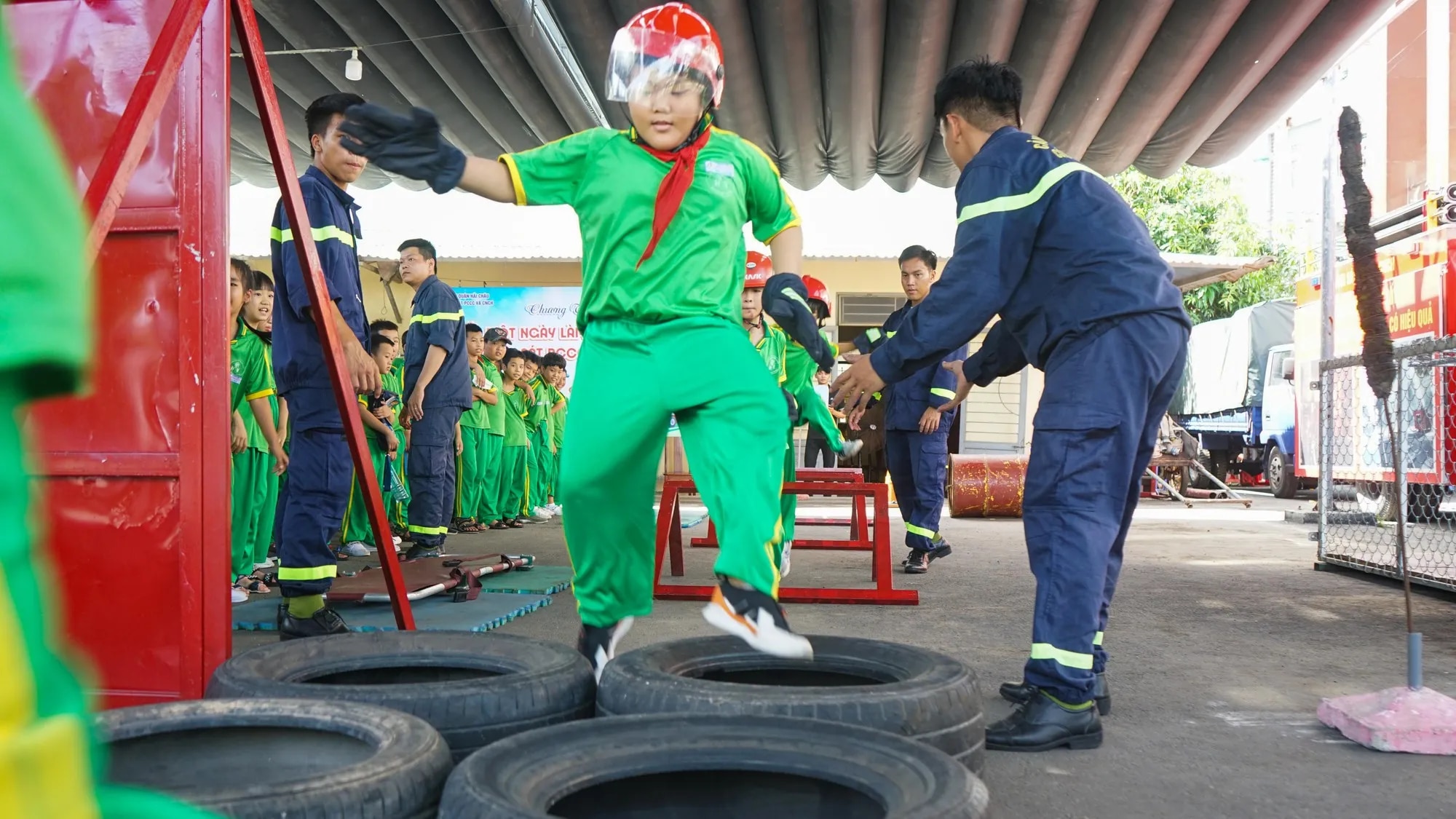 Đà Nẵng: Học sinh tiểu học 'nhập vai' lính cứu hỏa chiến đấu với 'giặc lửa' - Ảnh 5.