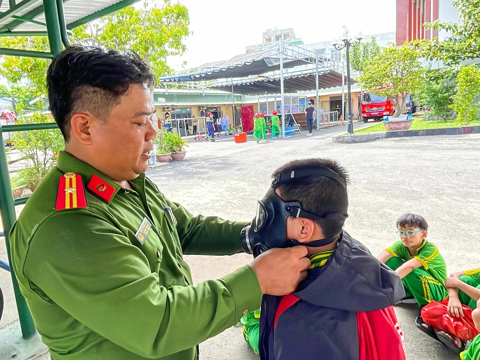 Đà Nẵng: Học sinh tiểu học 'nhập vai' lính cứu hỏa chiến đấu với 'giặc lửa' - Ảnh 7.
