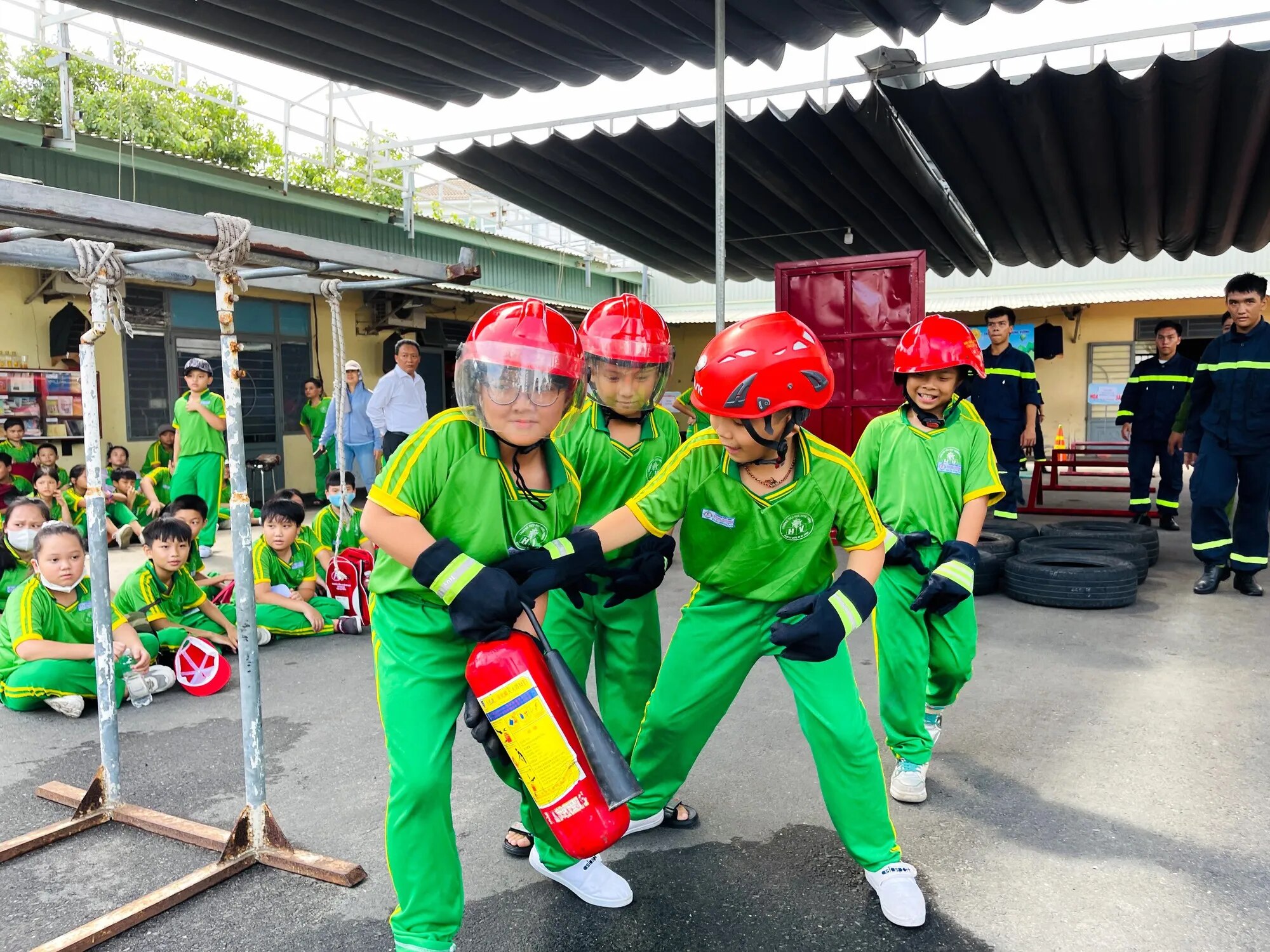 Đà Nẵng: Học sinh tiểu học 'nhập vai' lính cứu hỏa chiến đấu với 'giặc lửa' - Ảnh 8.