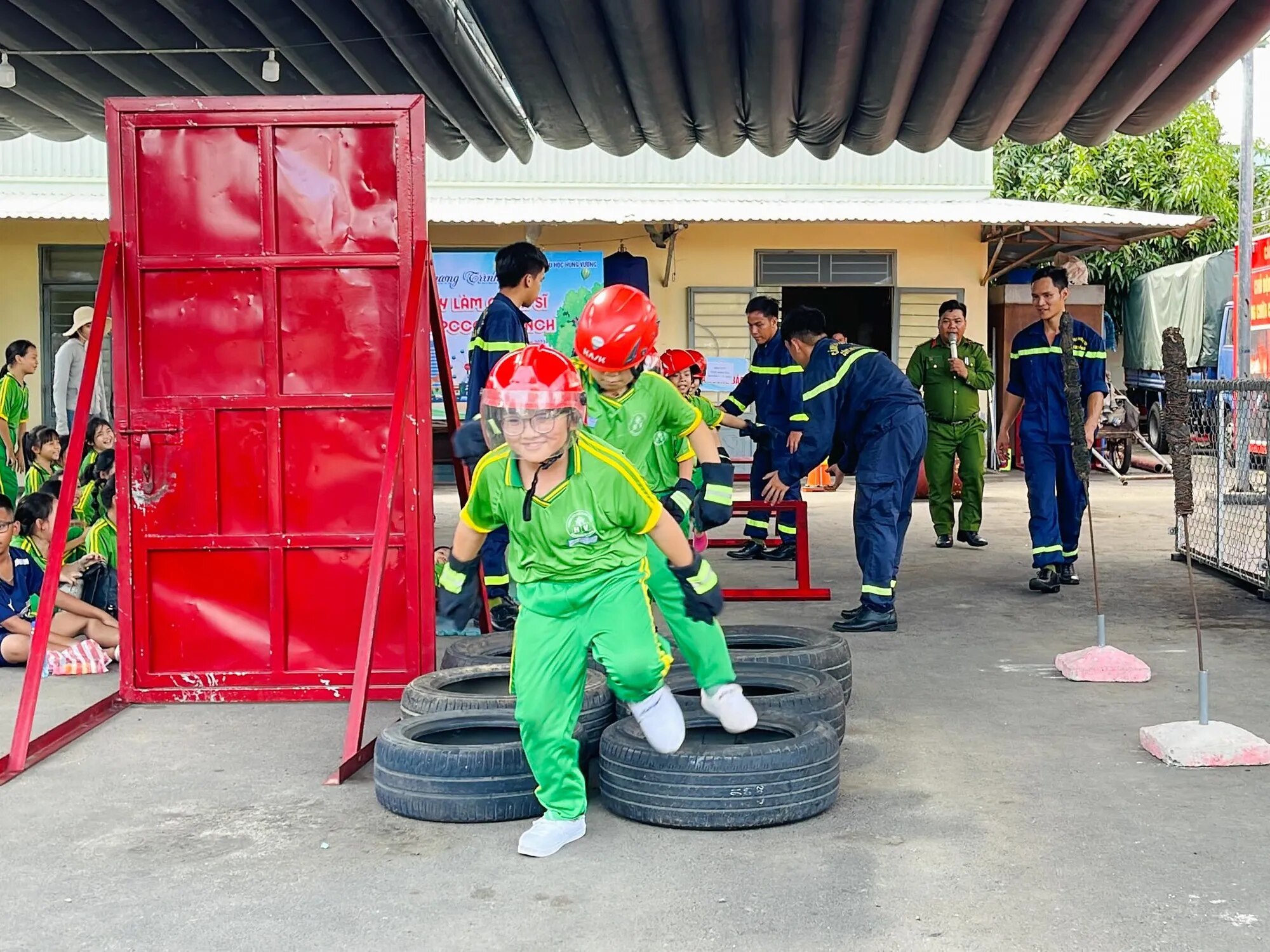 Đà Nẵng: Học sinh tiểu học 'nhập vai' lính cứu hỏa chiến đấu với 'giặc lửa' - Ảnh 6.