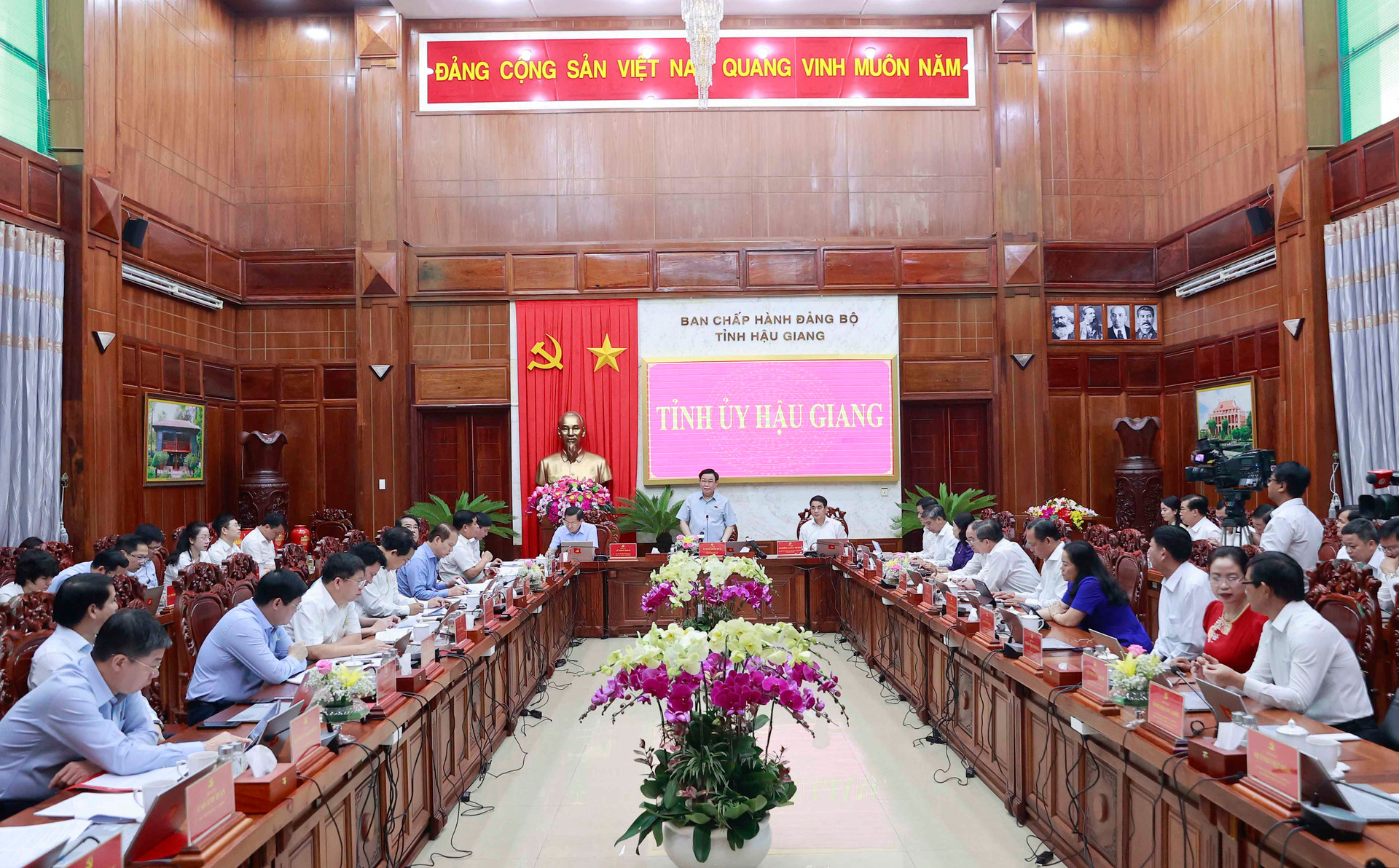 National Assembly Chairman Vuong Dinh Hue worked with the Standing ...