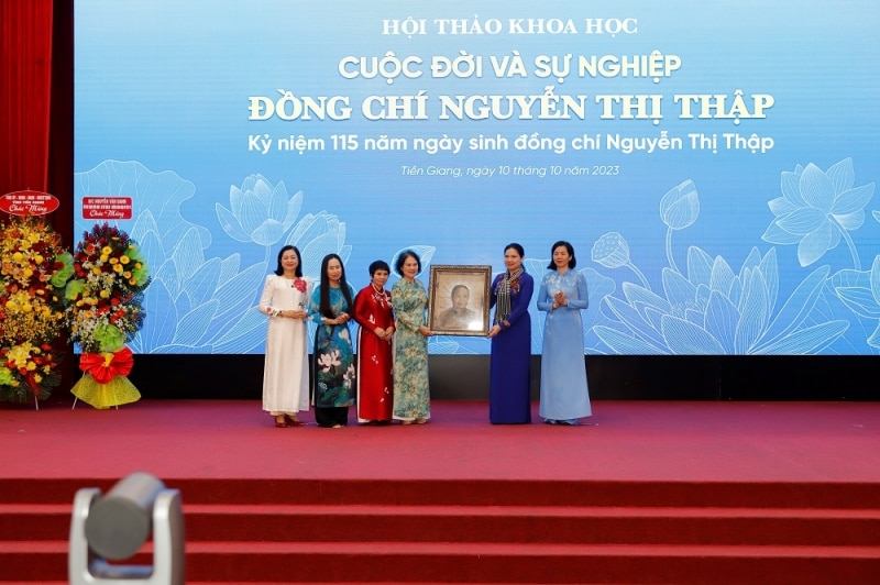 Câu lạc bộ Phụ nữ với di sản văn hóa và CLB Di sản áo dài Việt Nam trao tặng chân dung của bằng lá sen của bà Nguyễn Thị Thập cho Hội LHPN Việt Nam.