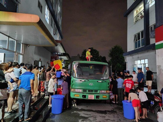 Người dân khu đô thị Thanh Hà xếp hàng cả đêm để lấy nước từ xe téc cấp nước sạch ảnh 1