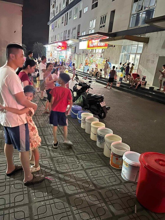 Người dân khu đô thị Thanh Hà thức suốt đêm xếp hàng chờ lấy nước ảnh 3