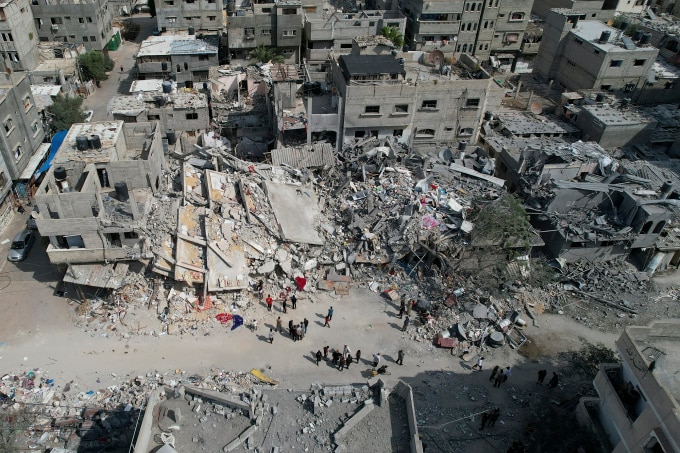 Khu nhà dân cư thành đống đổ nát sau đòn không kích của Israel vào trại Nuseirat, miền trung Dải Gaza, ngày 16/10. Ảnh: AP