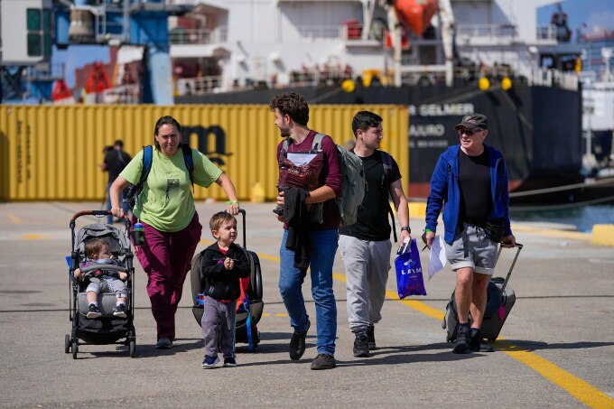 Công dân Mỹ lên tàu sơ tán tại cảng Haifa, Israel, ngày 16/10. Ảnh: AP