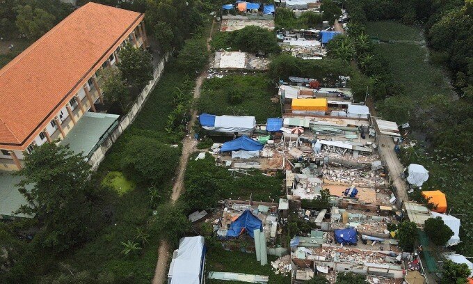 21 căn nhà kiên cố xây trái phép bị tháo dở hồi giữa tháng 10 cách trường THPT Bình Tân (mái ngói) khoảng 25 m. Ảnh: Thanh Tùng