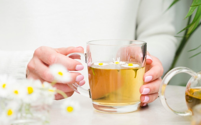 Uống trà hoa cúc có thể làm dịu cơn đau dạ dày. Ảnh Freepik