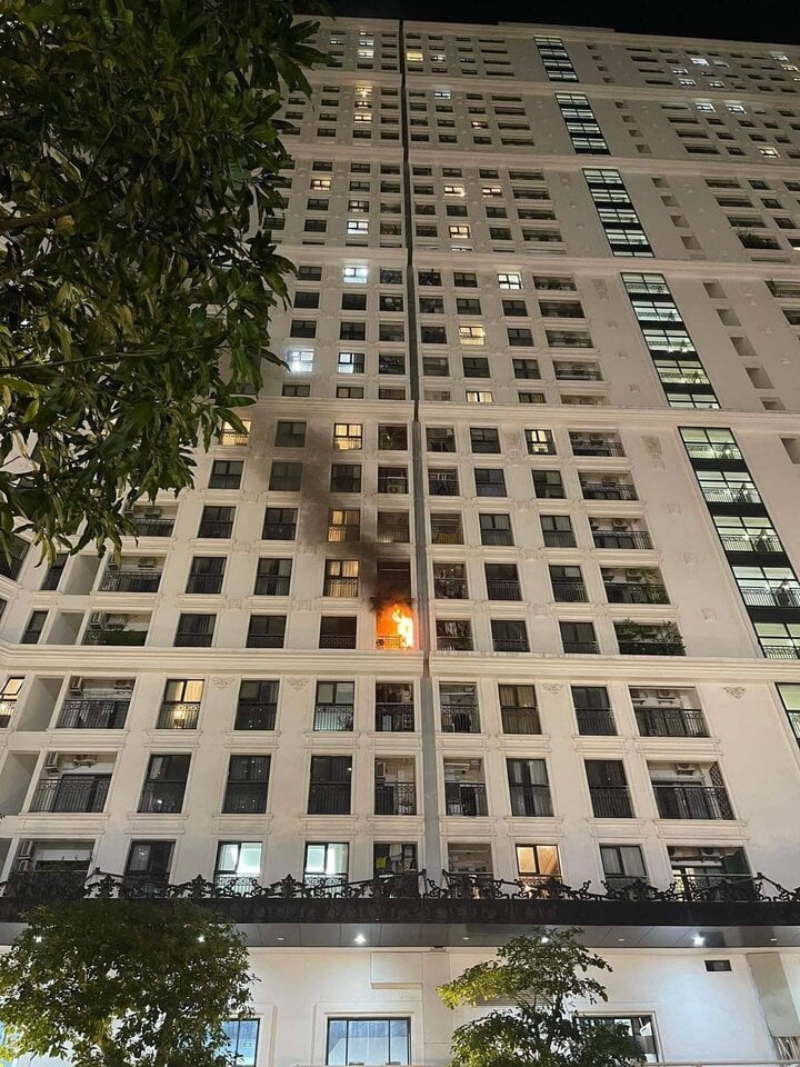 Ngọn lửa bốc ngùn ngụt ngoài ban công căn hộ.