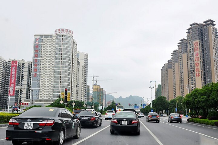 Xe du lịch tự lái Việt Nam tham gia giao thông tại TP Quế Lâm, Trung Quốc năm 2018. (Ảnh: Thu Nguyên)