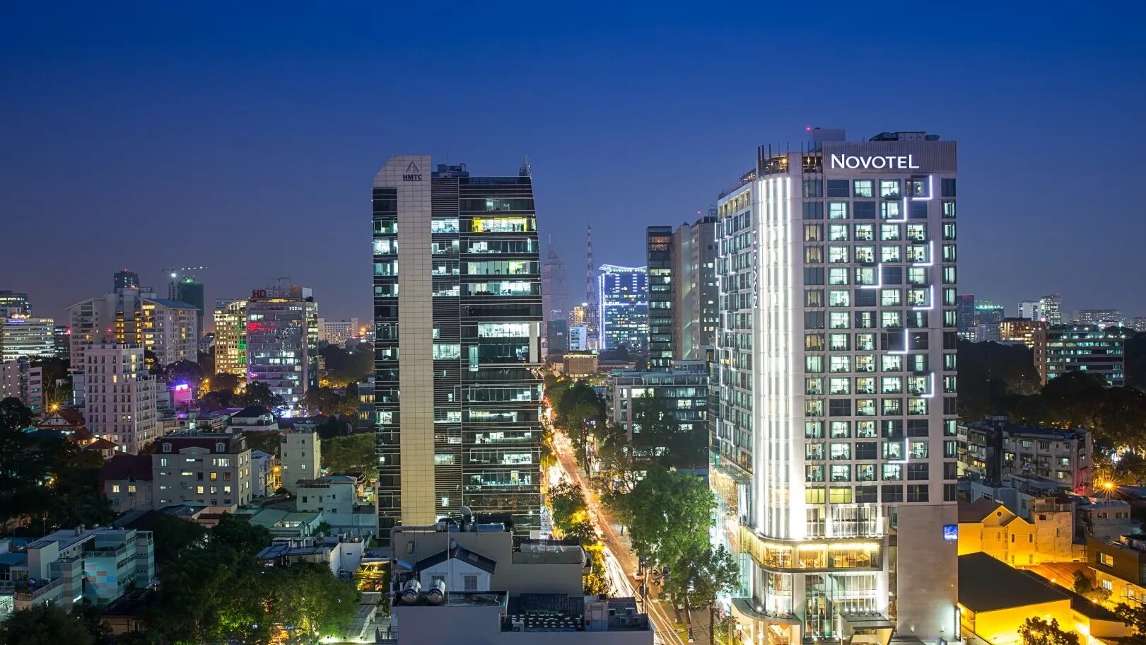 Chủ khách sạn Novotel Saigon Centre lỗ 370 tỉ đồng trong nửa năm - Ảnh 1.