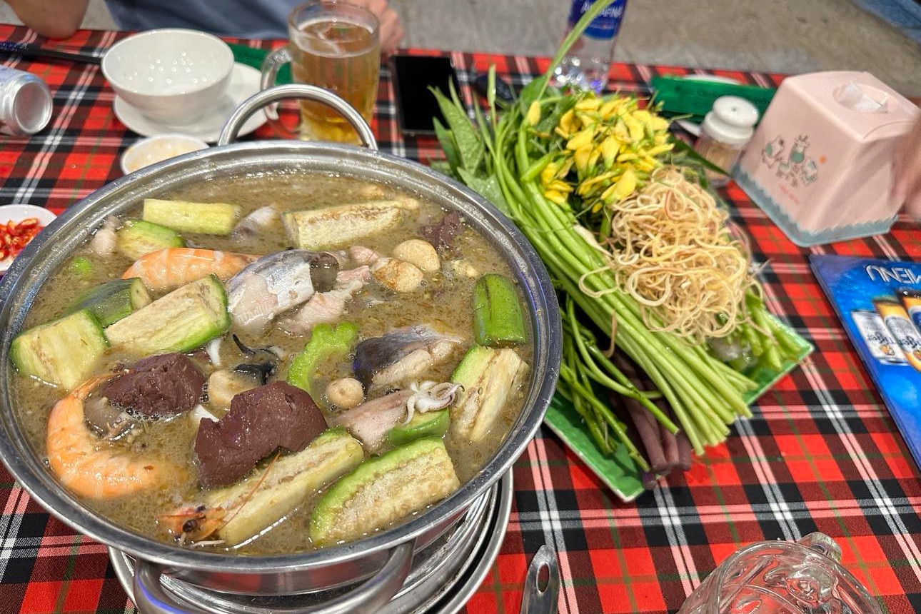 Spécialité de Bac Lieu « manger en pleurant », potée à la sauce de poisson  en saison flottante 