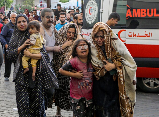 Người Palestine bị thương đến bệnh viện al-Shifa ở miền trung Dải Gaza, ngày 16/10. Ảnh: AP