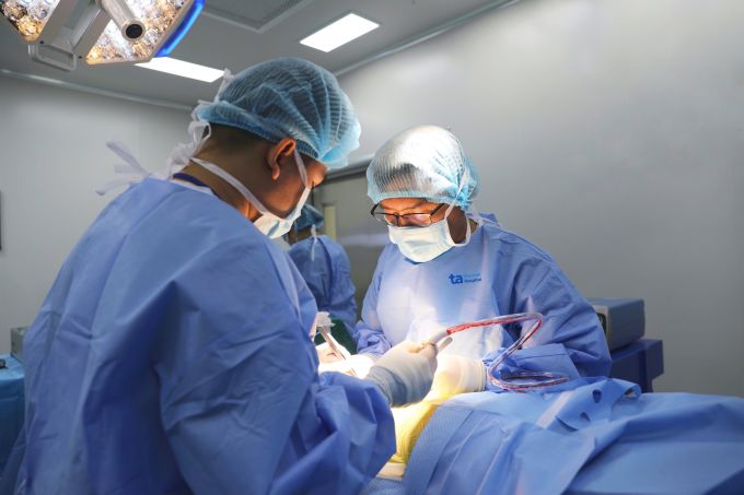 Bác sĩ Quỳnh (phải) trong một ca phẫu thuật cột sống. Ảnh: Bệnh viện Đa khoa Tâm Anh