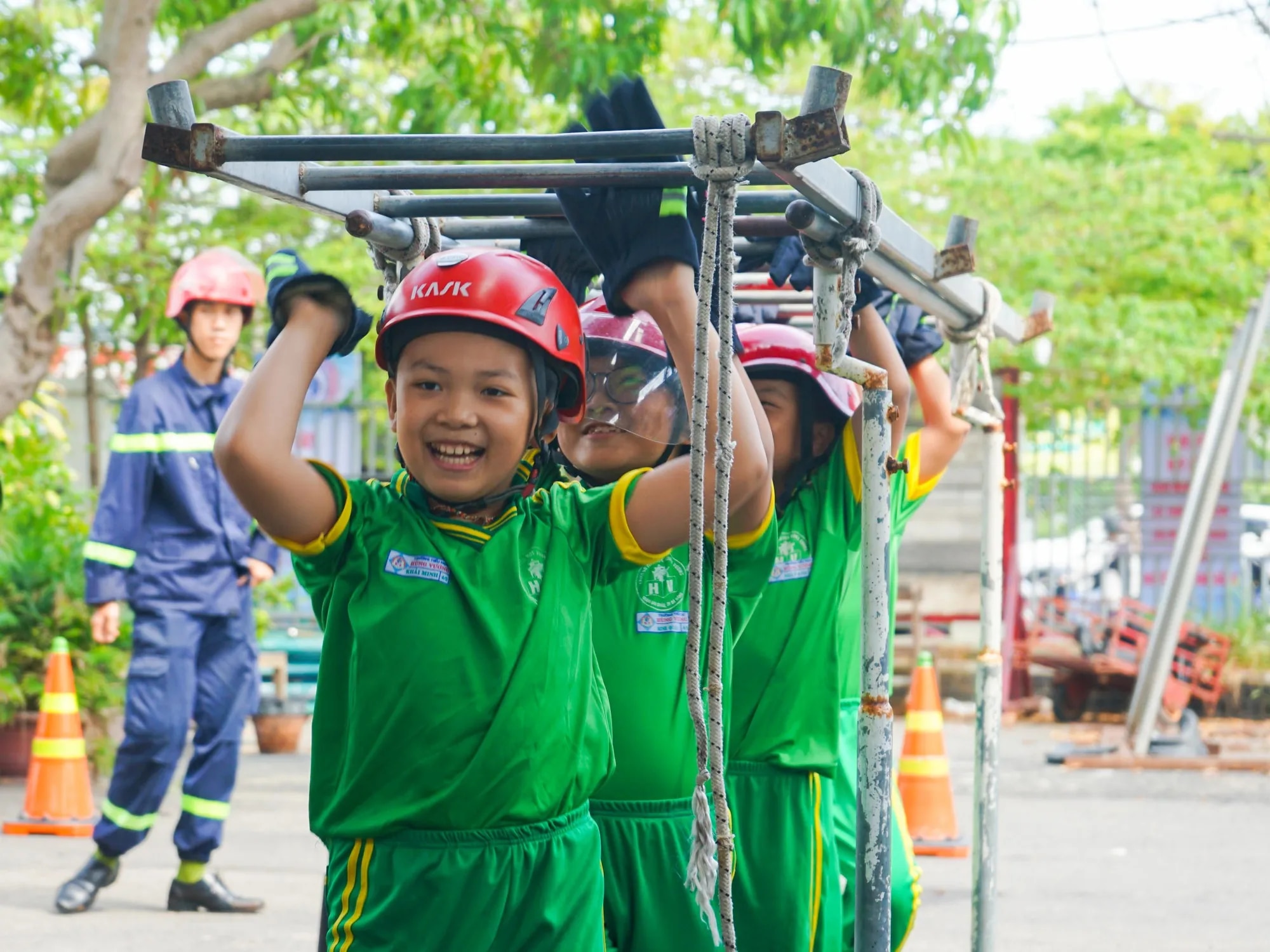 Đà Nẵng: Học sinh tiểu học 'nhập vai' lính cứu hỏa chiến đấu với 'giặc lửa' - Ảnh 1.