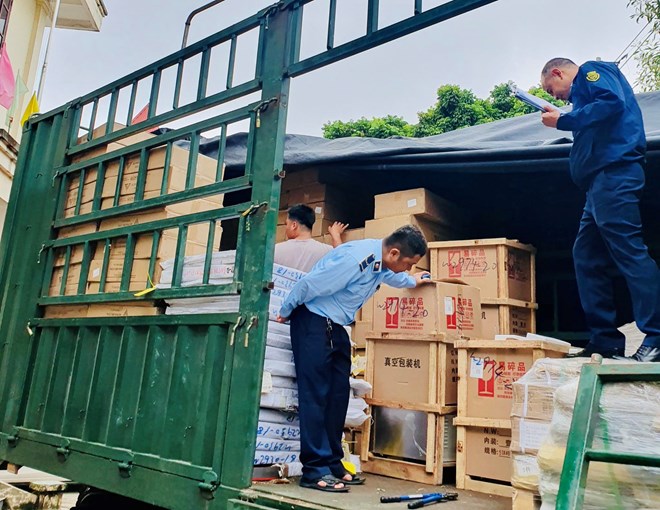 More than 4.000 smuggled goods of all kinds were seized - Vietnam.vn