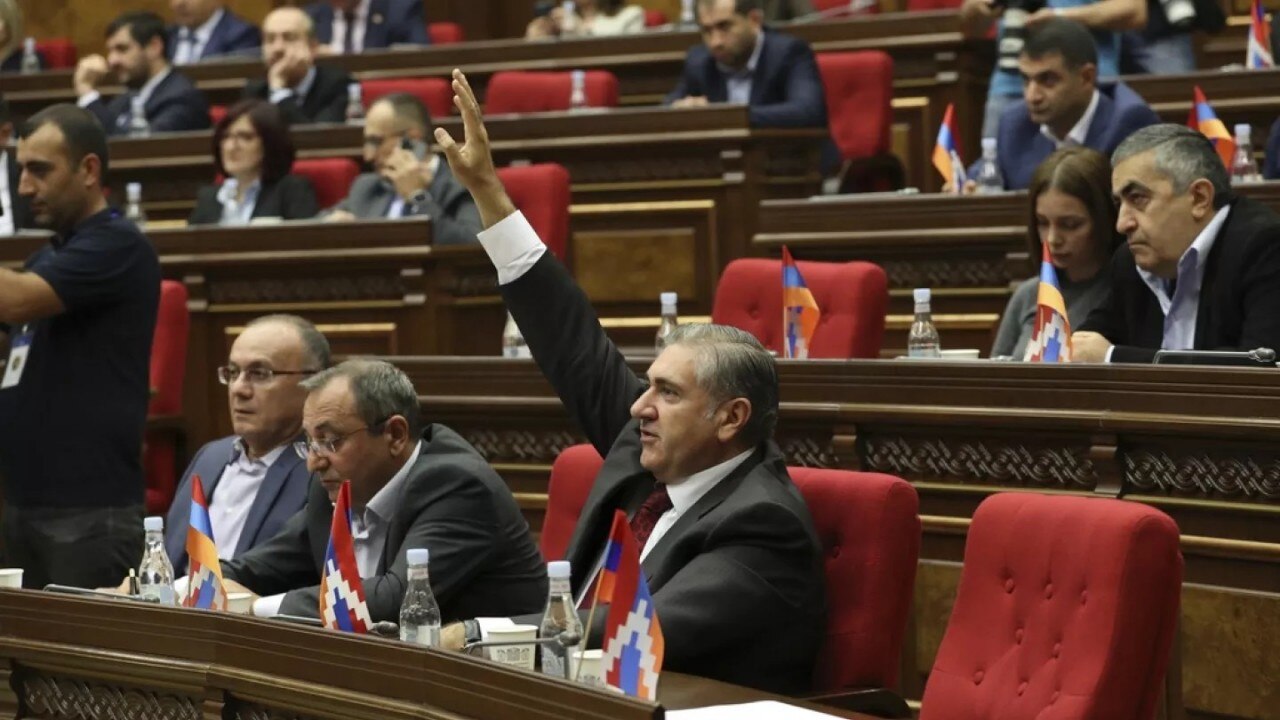 (10.04) Các nghị sĩ Armenia bỏ phiếu phê chuẩn việc nước này chịu quyền tài phán của ICC. (Nguồn: Euronews)