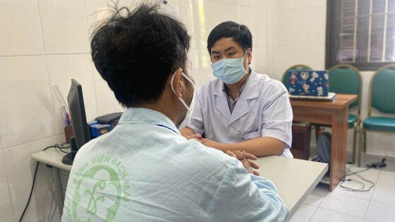 Bác sĩ Bệnh viện Bạch Mai đang tư vấn cho một bệnh nhân bị trầm cảm ảnh 1