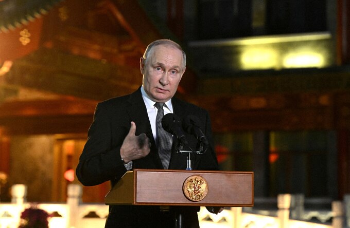 Tổng thống Nga Vladimir Putin phát biểu tại cuộc họp báo ở Bắc Kinh, Trung Quốc ngày 18/10. Ảnh: AFP