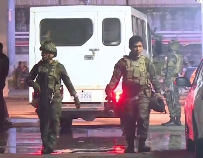 Cảnh sát vũ trang Philippines phá đường dây buôn người với khoảng 2.700 nạn nhân tại Las Pinas vào tháng 6. Ảnh: ABS-CBN