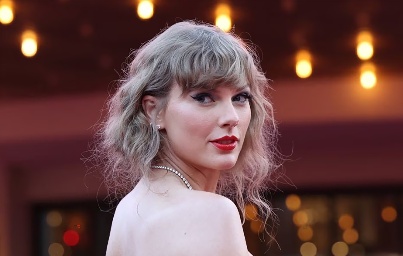 Váy đỏ của Taylor Swift vào top trang phục đẹp nhất tuần - Du Lịch & Văn hóa