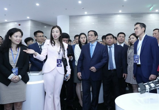 Thủ tướng Chính phủ Phạm Minh Chính thăm quan khu trưng bày của Phygital Labs