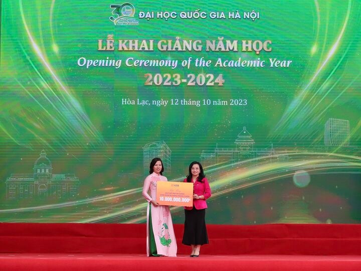 Bà Ngô Thu Hà - Tổng Giám đốc SHB đại diện Quỹ Hỗ trợ Tài chính, Ươm mầm tài năng SHB trao tặng Đại học Quốc gia Hà Nội 10 tỷ đồng.