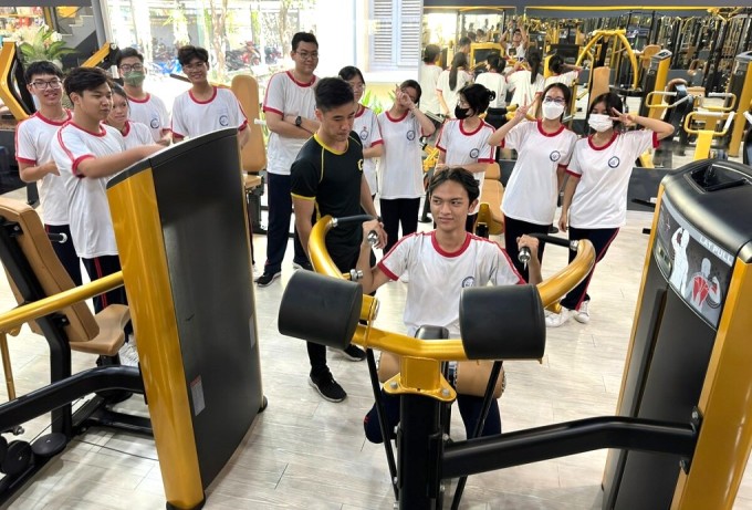 Học sinh trường THPT Marie Curie, TP HCM, được tập thể hình với máy móc ở phòng gym trong giờ học giáo dục thể chất. Ảnh: Lệ Nguyễn