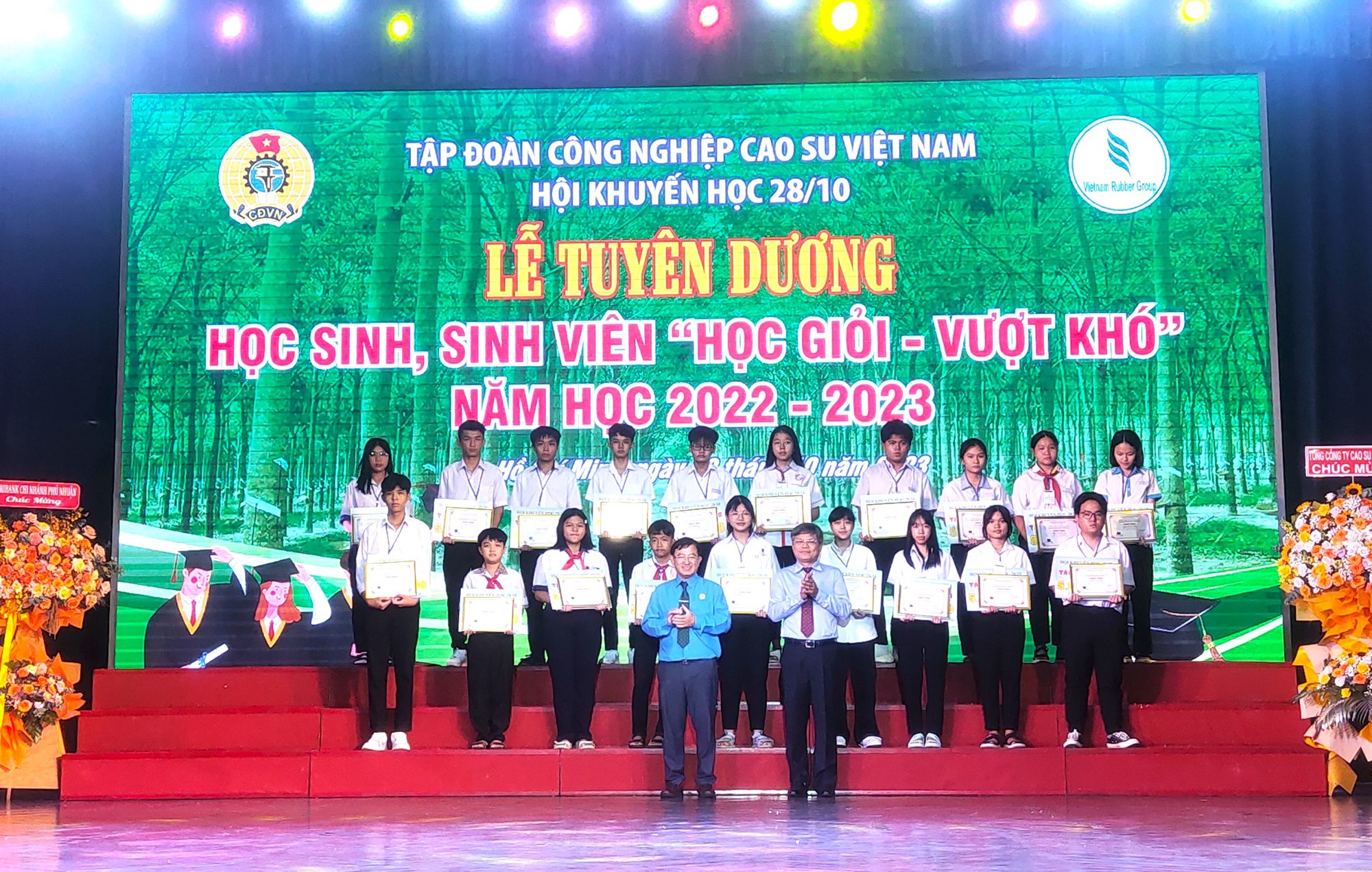 vrg-and-vietnam-rubber-union-support-studious-students-vietnam-vn