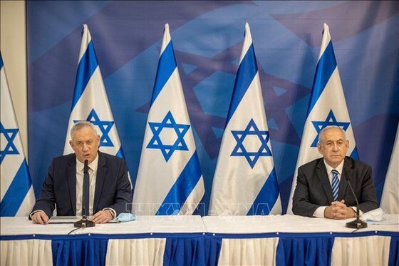Thủ tướng Israel Benjamin Netanyahu (phải) và ông Benny Gantz (trái) - khi đang giữ chức Bộ trưởng Quốc phòng Israel - tại cuộc họp ở Tel Aviv, ngày 27-7-2020. Ảnh: TTXVN ảnh 1