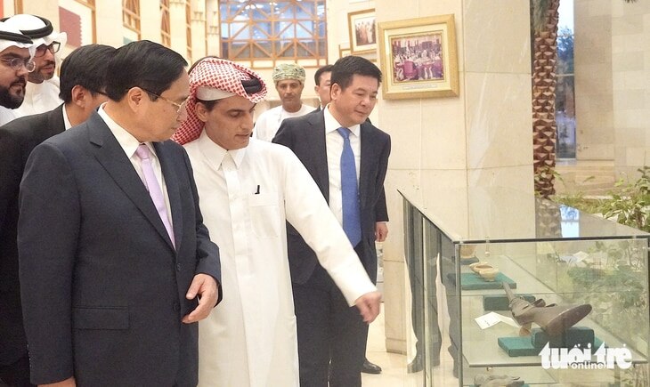 Đại diện GCC giới thiệu với Thủ tướng các kỷ vật trưng bày tại trụ sở - Ảnh: N.AN