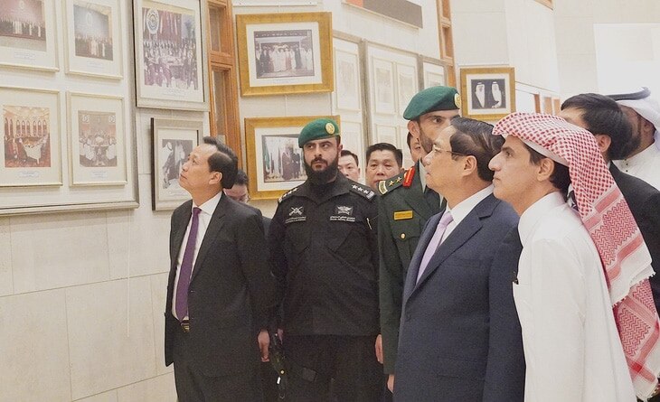 Thủ tướng Phạm Minh Chính (thứ hai từ phải sang) thăm phòng trưng bày tại trụ sở GCC - Ảnh: N.AN