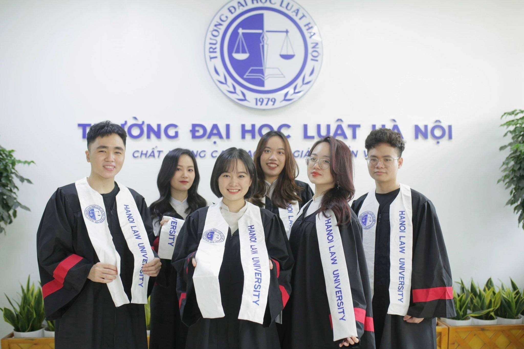 Thủ khoa Hoàng Minh Nguyệt (thứ 3 từ trái sang) cùng nhóm bạn ngày tốt nghiệp