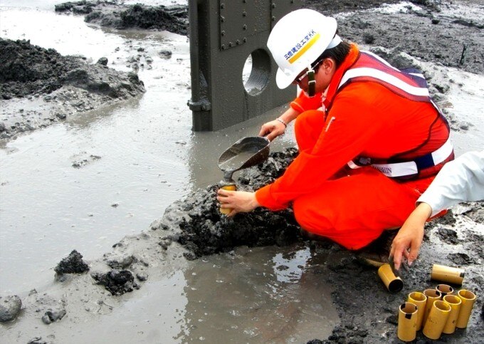 Công đoạn thu gom bùn thải ở nhà máy phục vụ nghiên cứu. Ảnh: NVCC