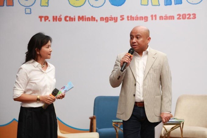 Ông Luigi Isabelo Dejos (phải), Giám đốc Nhánh Chăm sóc sức khỏe người tiêu dùng, Bayer Việt Nam phát biểu tại sự kiện ra mắt sách. Ảnh: Minh Phú.