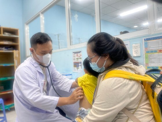 Bác sĩ Khoa Hô hấp, Bệnh viện Nhi đồng 1, TPHCM thăm khám cho bệnh nhi