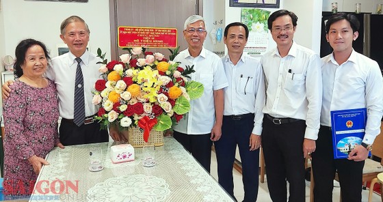 Phó Chủ tịch UBND TP Võ Văn Hoan chúc mừng TS Hồ Thiệu Hùng, nguyên Giám đốc Sở GD-ĐT TPHCM. Ảnh: QUANG HUY
