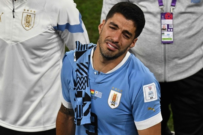 Suarez khóc sau khi Uruguay bị loại ở World Cup 2022. Ảnh: AFP