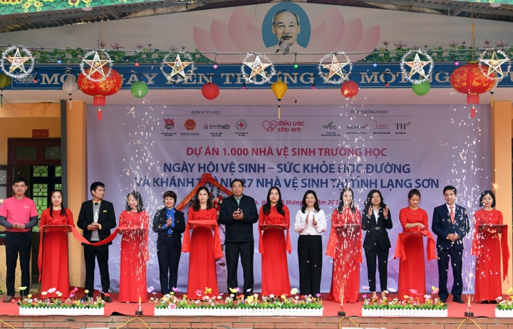 Các đại biểu cắt băng khánh thành 27 nhà vệ sinh tại Lạng Sơn thuộc dự án 1.000 nhà vệ sinh cho em do Quỹ Vì tầm vóc Việt, Tập đoàn TH, Ngân hàng Bắc Á đồng hành và tài trợ.