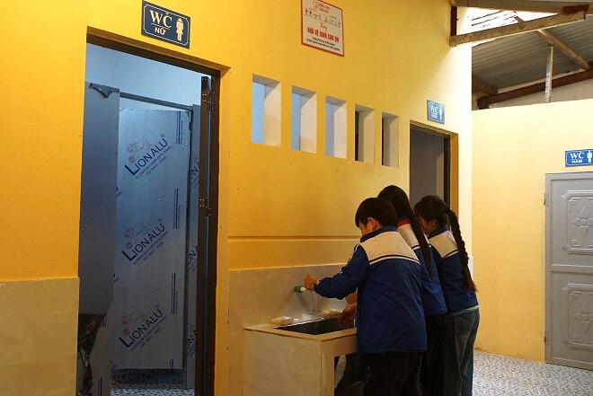 Nhà vệ sinh mới rộng rãi, sáng và sạch góp phần chăm sóc sức khỏe học sinh trường tiểu học Bắc Quỳnh, giúp các em có được sự thoải mái và tự tin hơn khi đến trường.