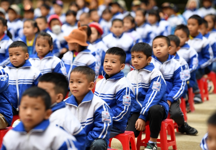 Niềm vui của học sinh trường tiểu học xã Bắc Quỳnh trong ngày Ngày hội Vệ sinh - Sức khỏe học đường và Lễ khánh thành 27 nhà vệ sinh cho em tại Lạng Sơn.